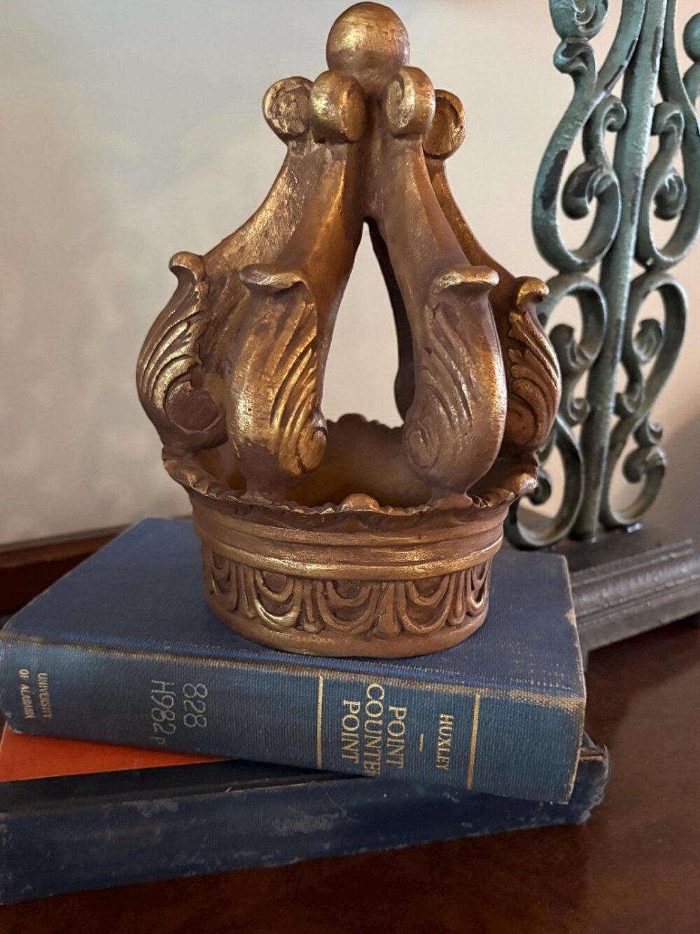 Vintage crown shaped sculpture, circa 1980’s in excellent condition.   DIMENSION
